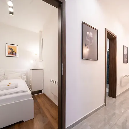 Da Vinci Loft - Stylish Loft By Corvin, Ac & Smart Tv
