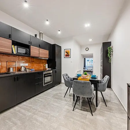 Da Vinci Loft - Stylish Loft By Corvin, Ac & Smart Tv *