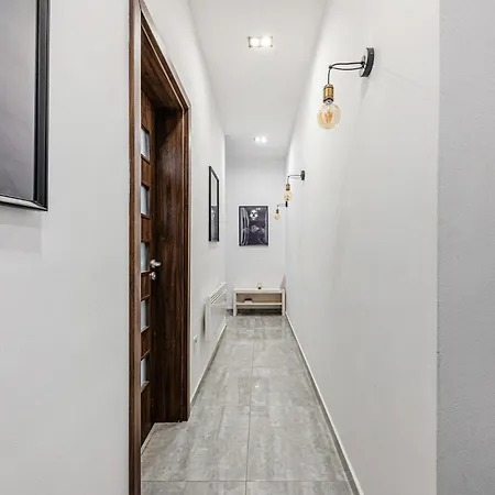Da Vinci Loft - Stylish Loft By Corvin, Ac & Smart Tv