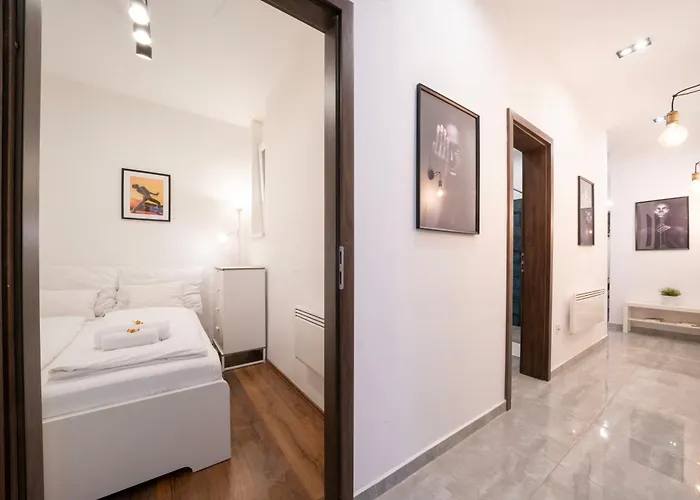 Da Vinci Loft - Stylish Loft By Corvin, Ac & Smart Tv