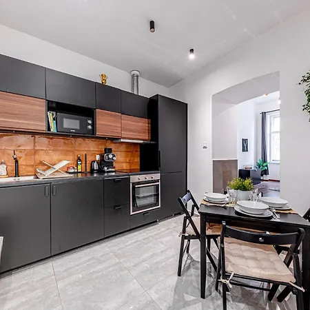 Da Vinci Loft - Stylish Loft By Corvin, Ac & Smart Tv *